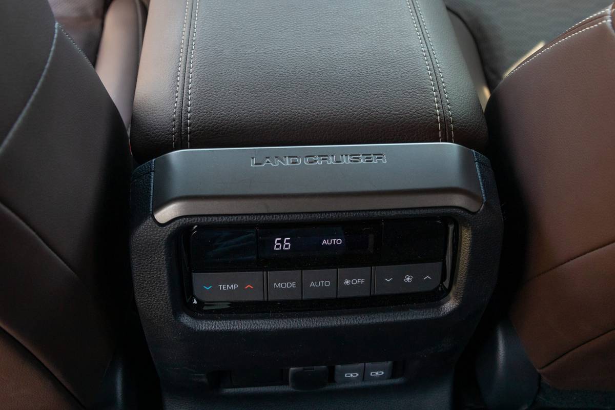toyota land cruiser 2024 30 intérieur banquette arrière climatisation à l'échelle jpg