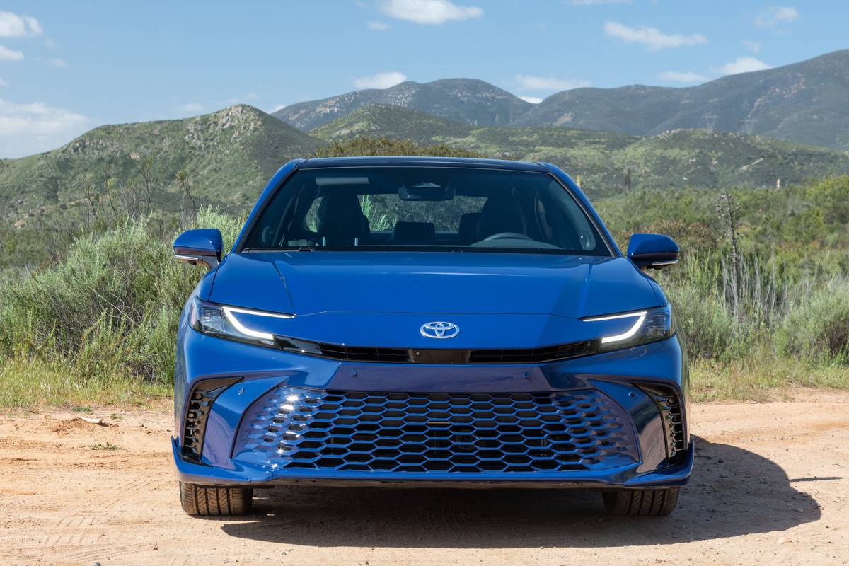 toyota camry xse 2025 02 extérieur avant à l'échelle jpg