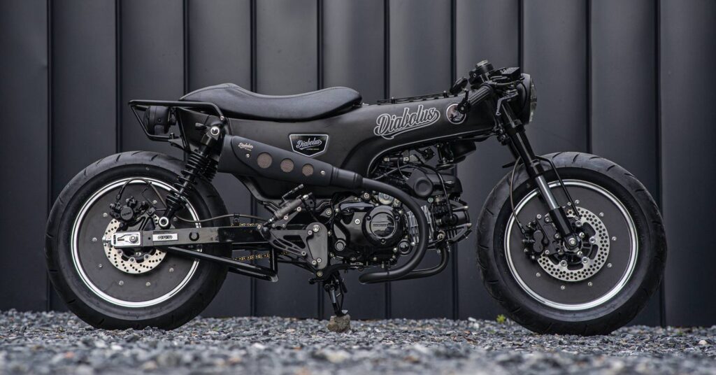 K-Speed ​​frappe encore avec un café racer Honda Dax menaçant
