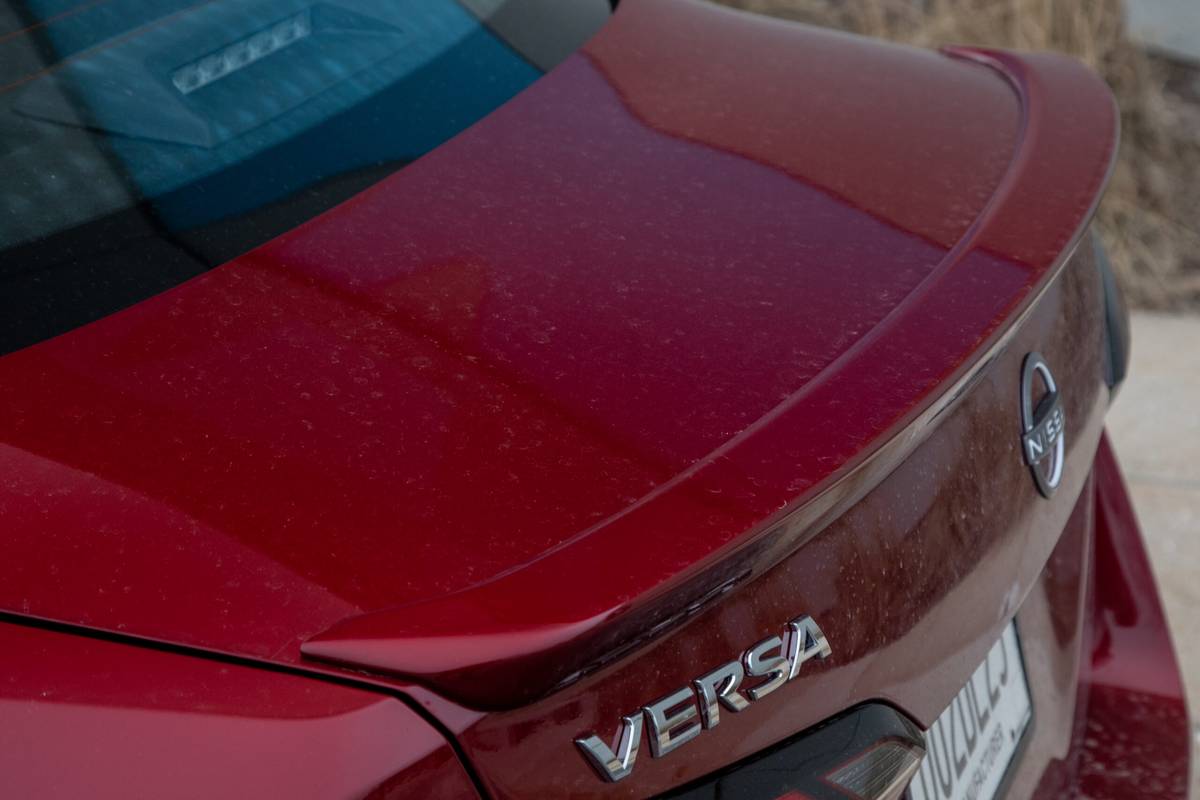 nissan versa 2024 09 détail arrière extérieur à l'échelle jpg