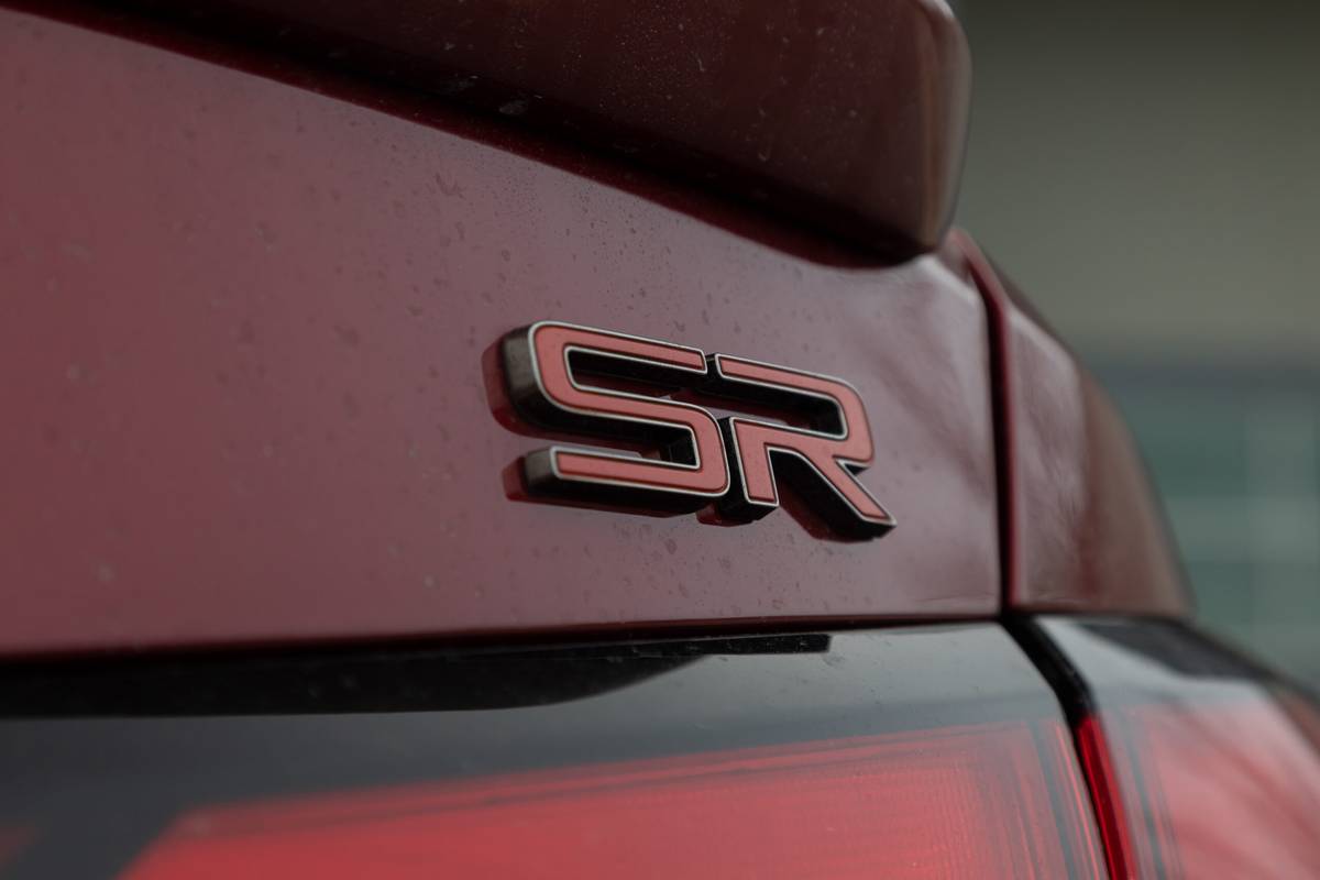 nissan versa 2024 10 badge arrière extérieur à l'échelle jpg