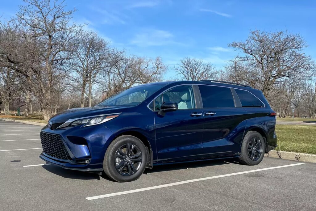 toyota sienna xse 2024 01 exterior front angle scaled jpg