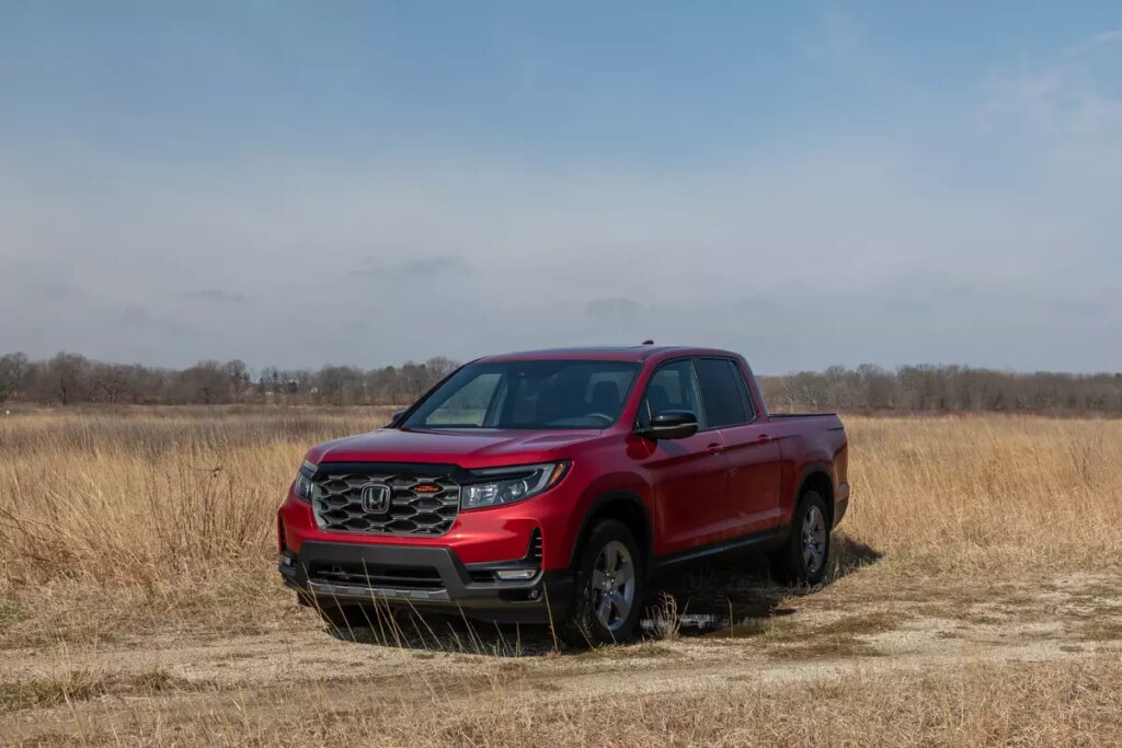 honda-ridgeline-2024-01-exterior-front-angle-red