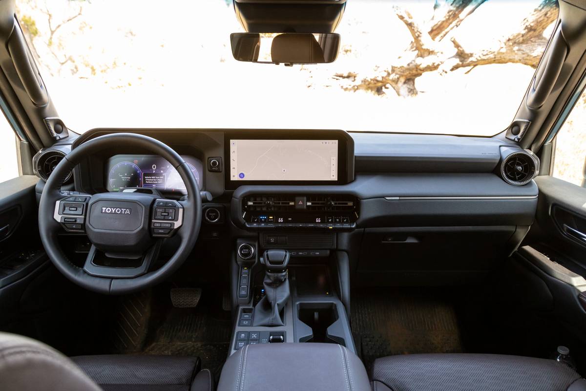 toyota land cruiser 2024 19 intérieur première rangée à l'échelle jpg