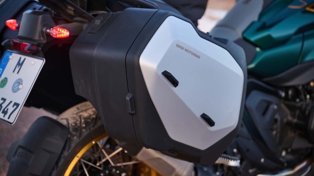 La valise latérale accessoire peut se détacher de la BMW R 1300 GS 2024