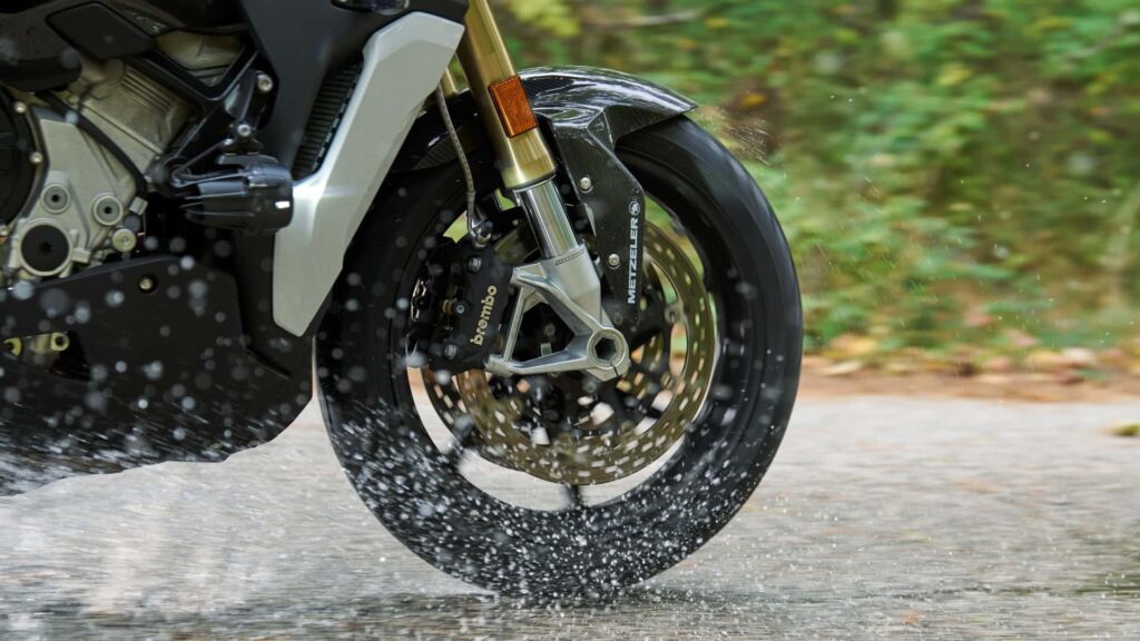 Les nouveaux pneus Metzeler Roadtec 02 sont enfin prêts à prendre la route