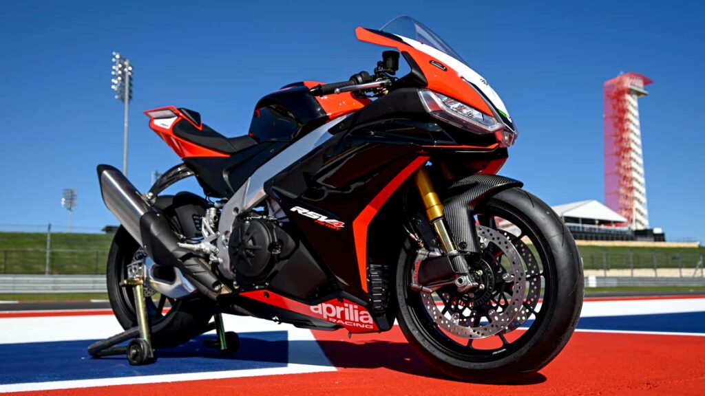 Nous bavons partout dans l'usine SE-09 SBK RSV4 et Tuono V4 d'Aprilia