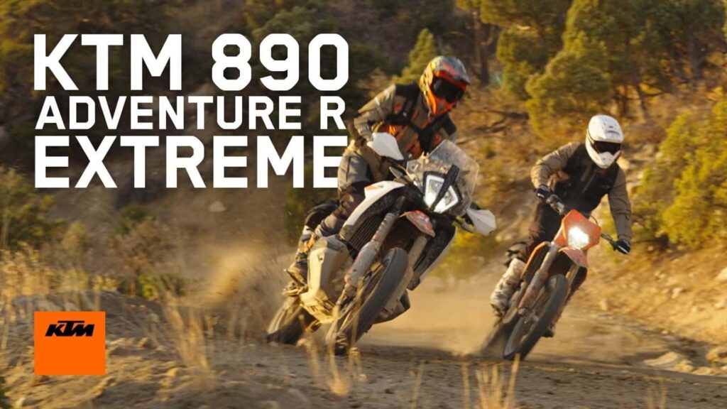 Regardez Chris Birch sauter la KTM 890 Adventure R encore et encore
