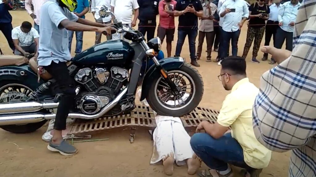 Regardez ce mec se faire écraser par 376 motos et établir un record du monde