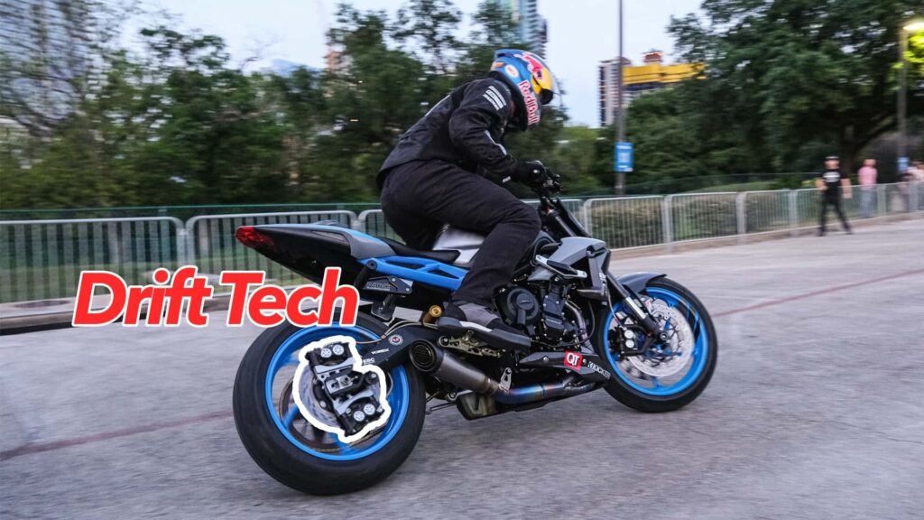 Un motocycliste de Red Bull Stunt a des freins arrière directement sur une voiture à la dérive