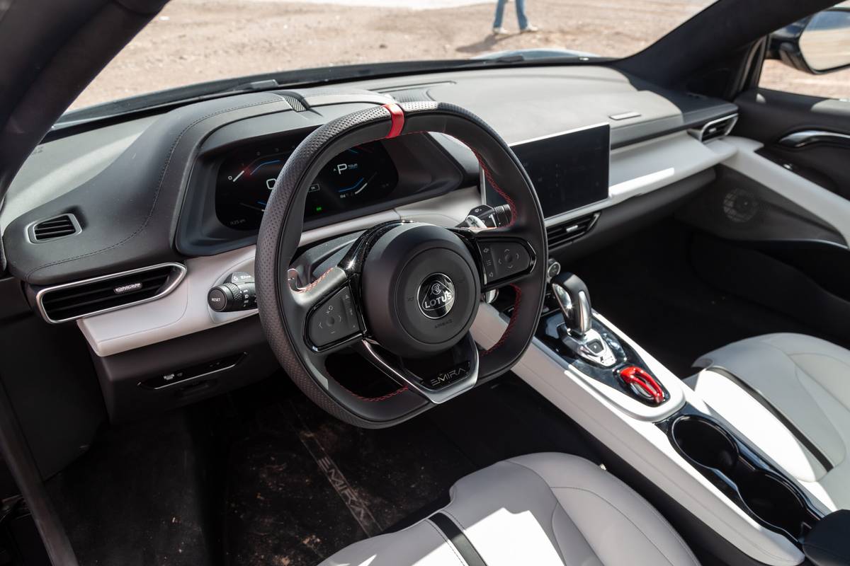 lotus emira 2024 21 intérieur première rangée à l'échelle jpg