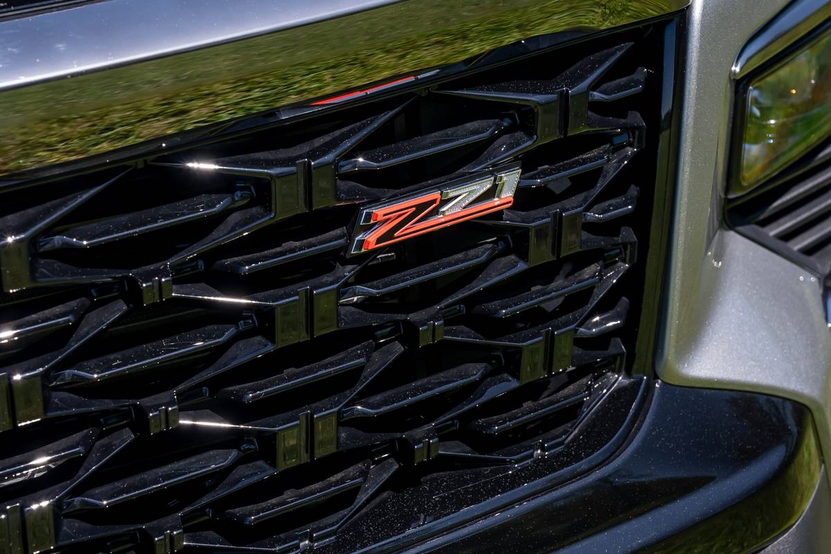 chevrolet traverse z71 2025 04 insigne de calandre extérieure à l'échelle jpg