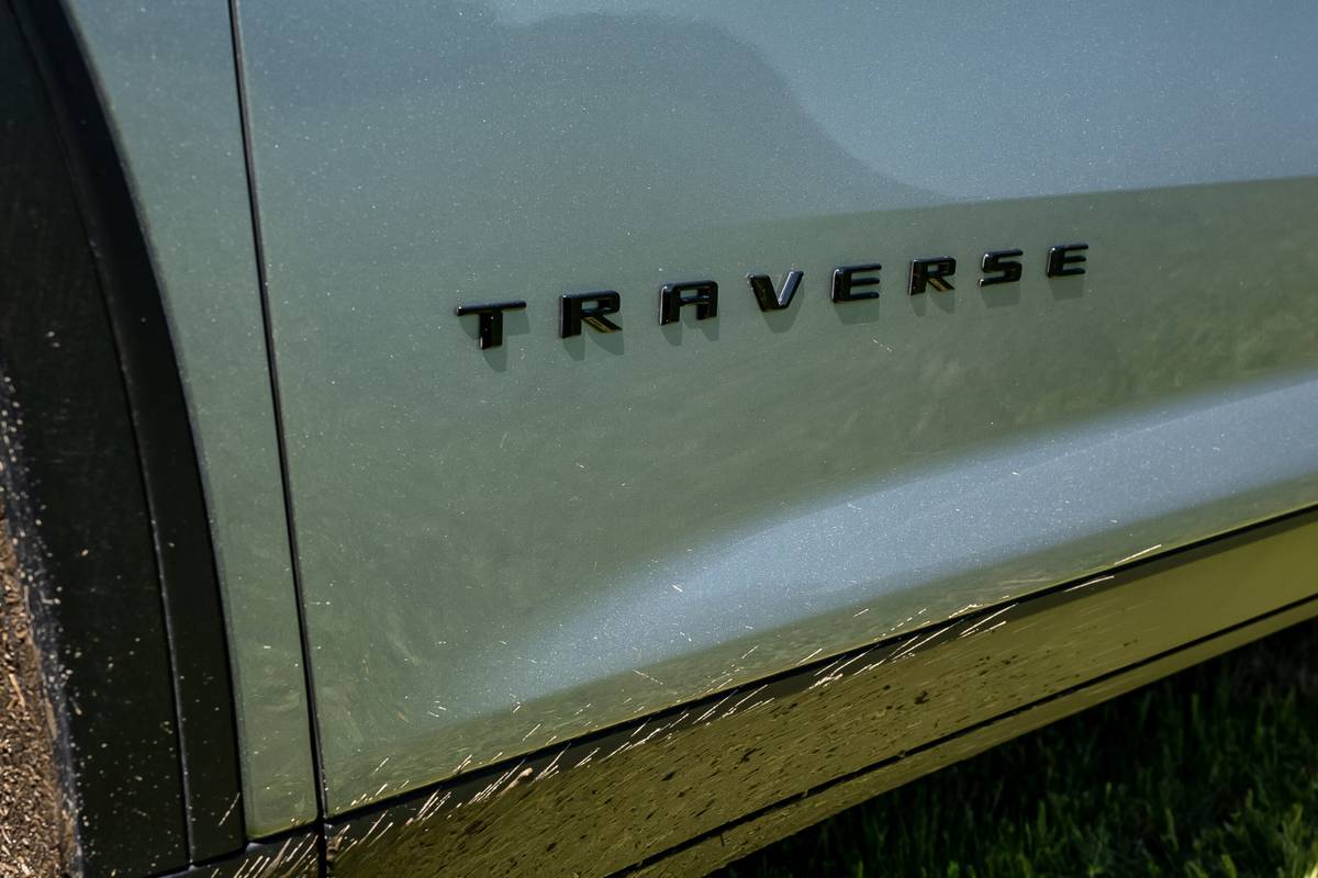 chevrolet traverse z71 2025 07 badge de profil extérieur à l'échelle jpg