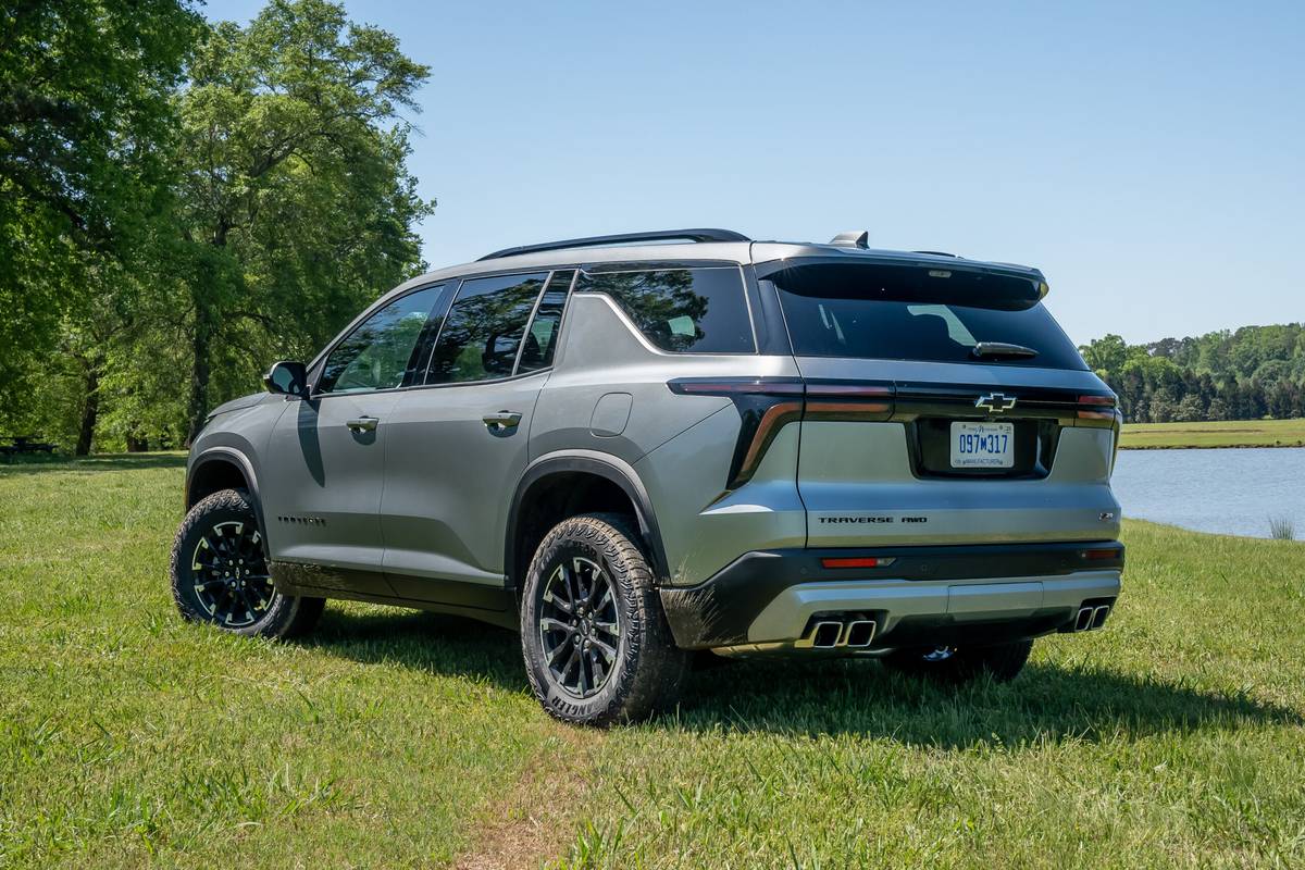 chevrolet traverse z71 2025 08 angle extérieur arrière à l'échelle jpg