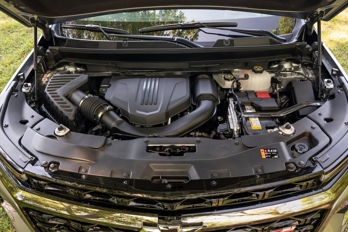 chevrolet traverse z71 2025 16 intérieur moteur à l'échelle jpg