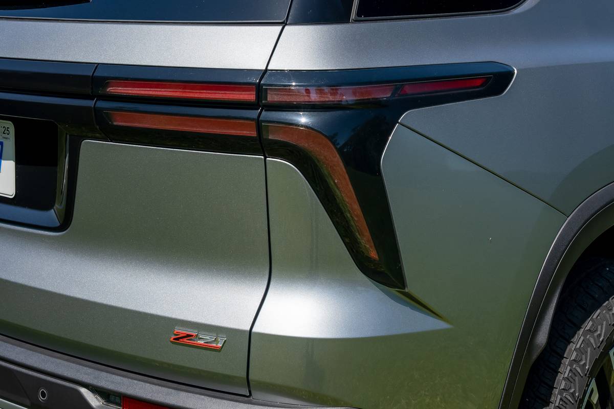chevrolet traverse z71 2025 11 feu arrière extérieur à l'échelle jpg
