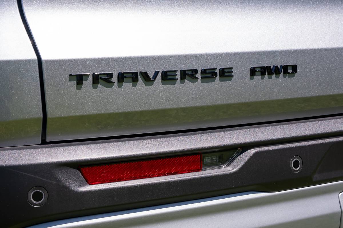 chevrolet traverse z71 2025 12 badge arrière extérieur à l'échelle jpg