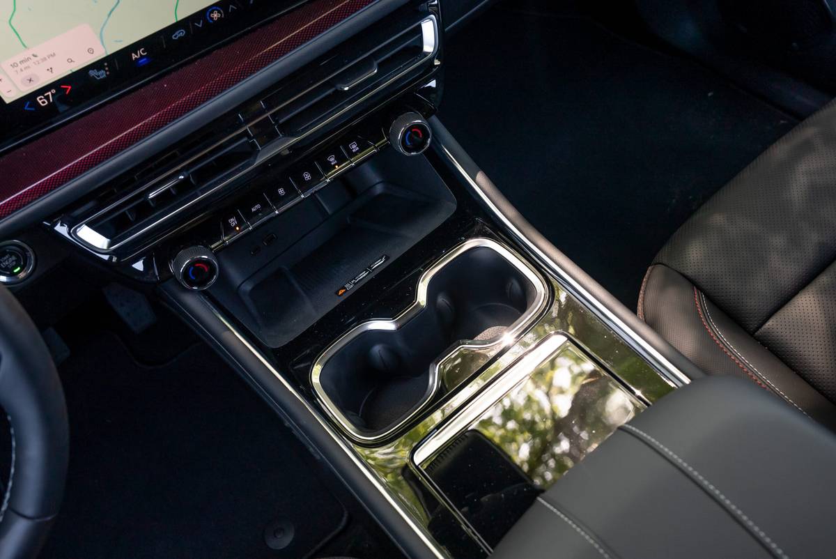 chevrolet traverse z71 2025 29 porte-gobelets de console centrale intérieure à l'échelle jpg