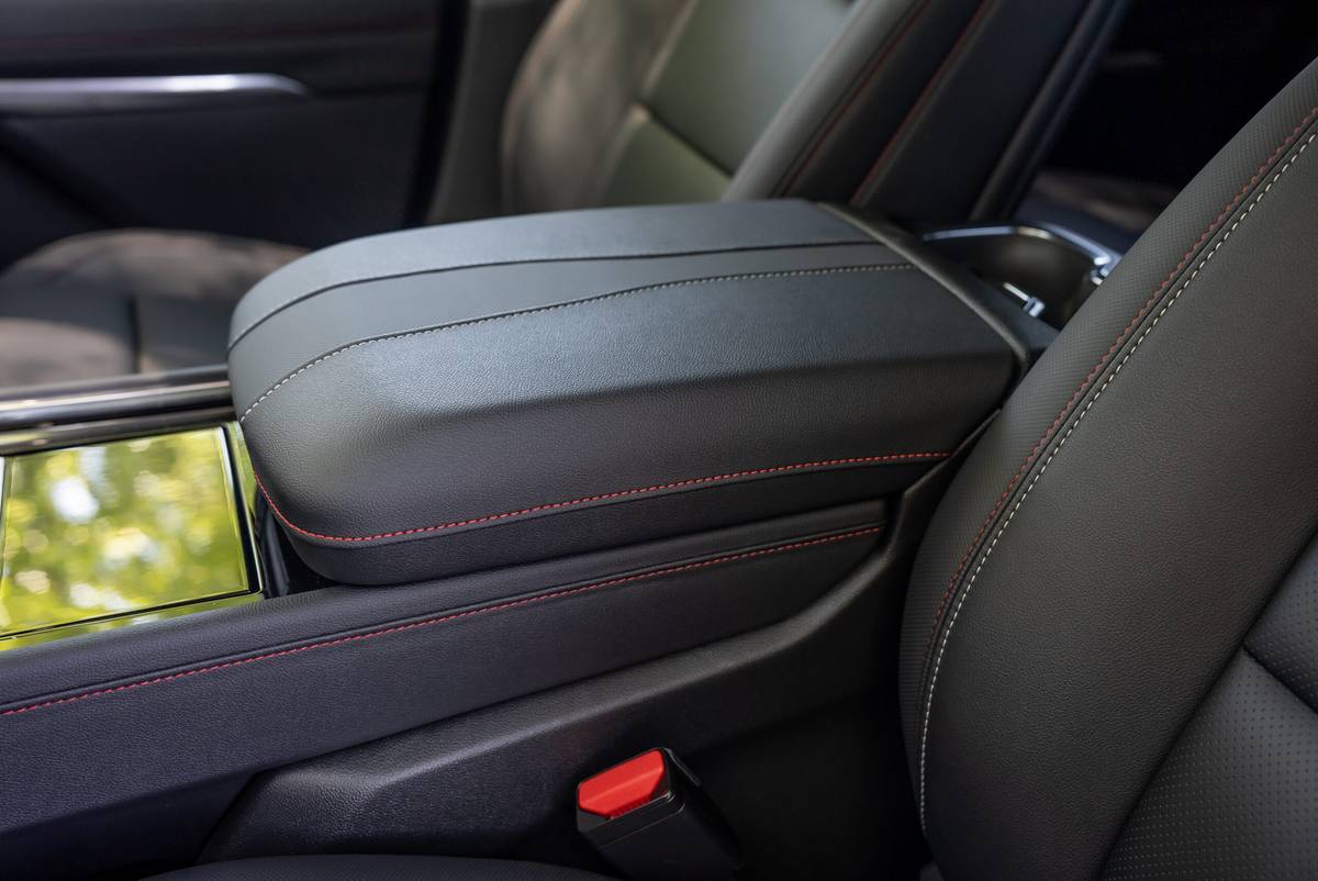 chevrolet traverse z71 2025 30 console centrale intérieure cargo à l'échelle jpg
