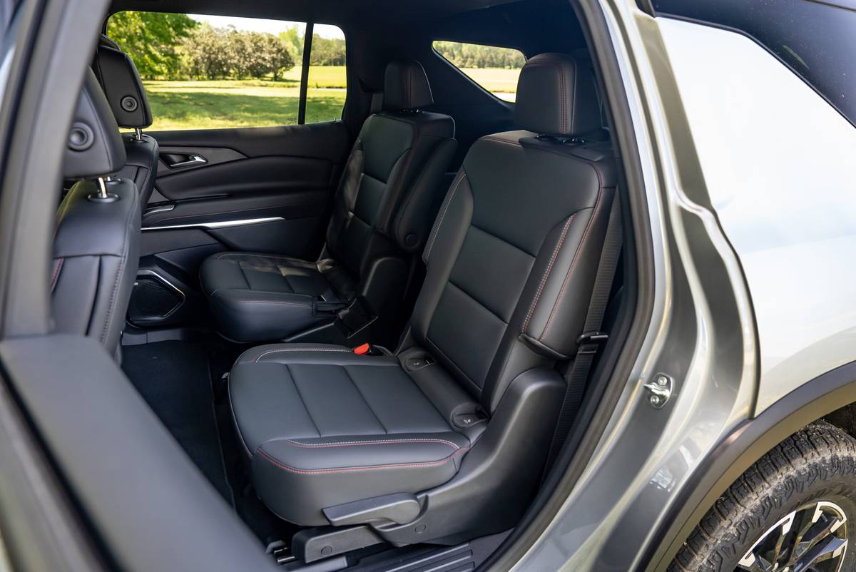 chevrolet traverse z71 2025 38 intérieur deuxième rangée à l'échelle jpg
