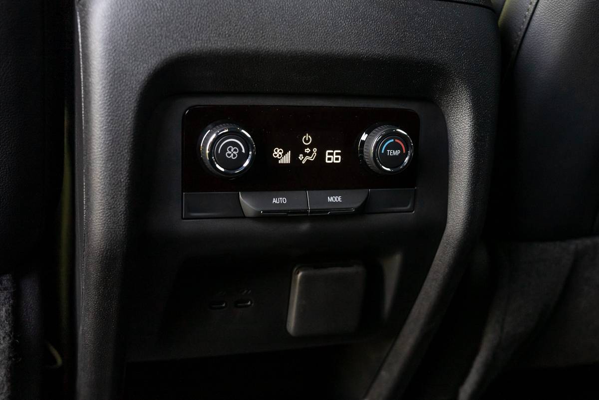 chevrolet traverse z71 2025 39 intérieur deuxième rangée climatisation à l'échelle jpg