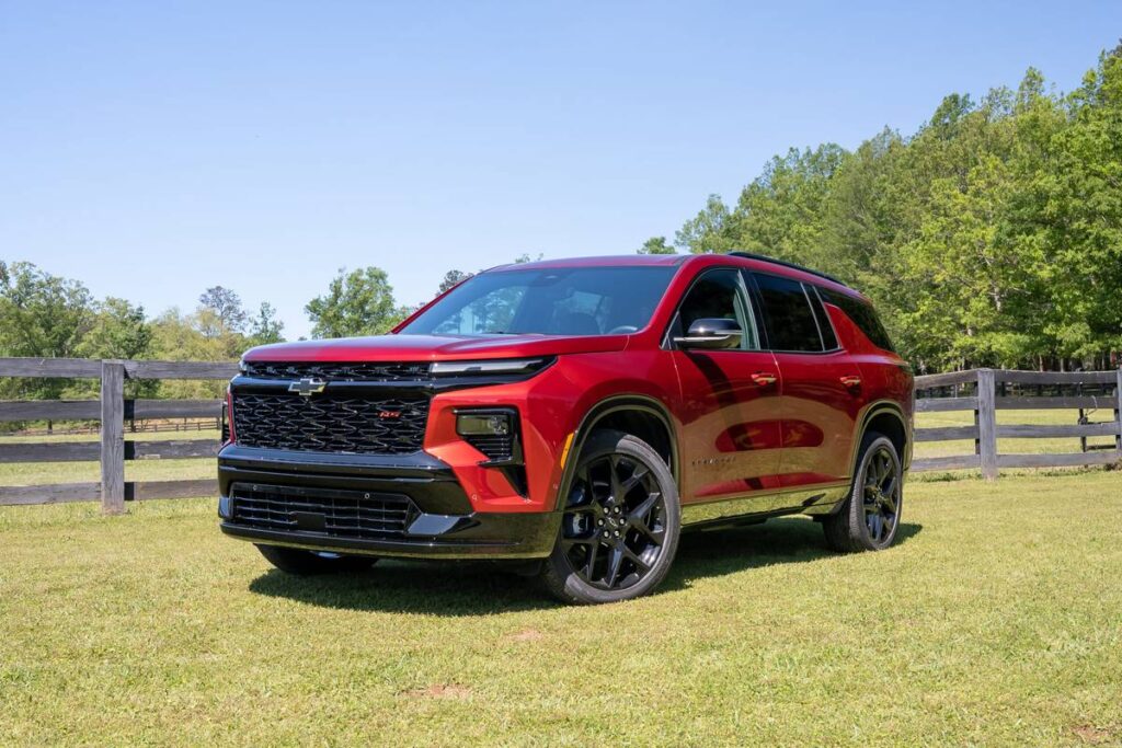 chevrolet traverse rs 2025 01 exterior front angle scaled jpg