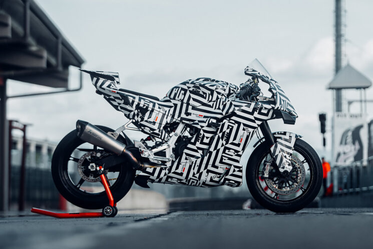 Vélo de course de production KTM 990 RC R 2025