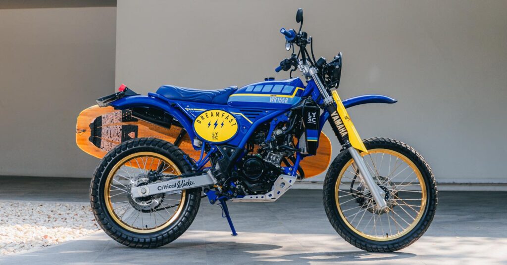 Beach Boy : un scrambler Yamaha WR155R prêt pour le surf en provenance de Thaïlande