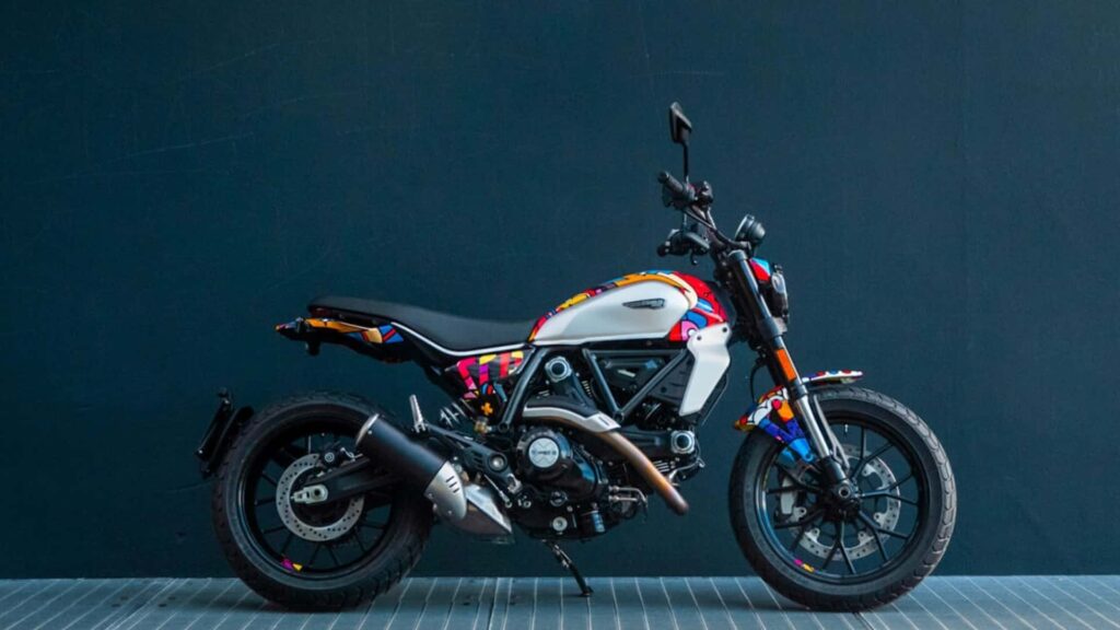 Cette collaboration Ducati Streetwear ajoute de la couleur à votre moto