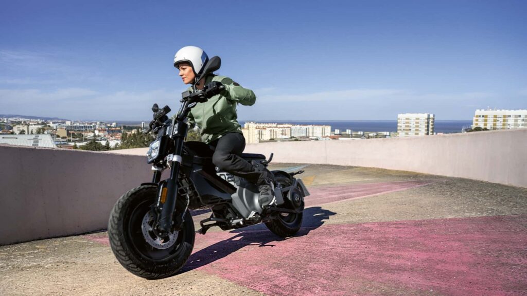 Cette moto BMW EV utilise un alternateur de série 3 pour son moteur