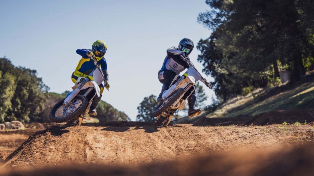 La gamme de motos tout-terrain 2025 de Husqvarna est prête à déchirer