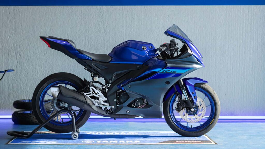 La moto de sport YZF-R15M de Yamaha pourrait être la moto de sport idéale pour les débutants