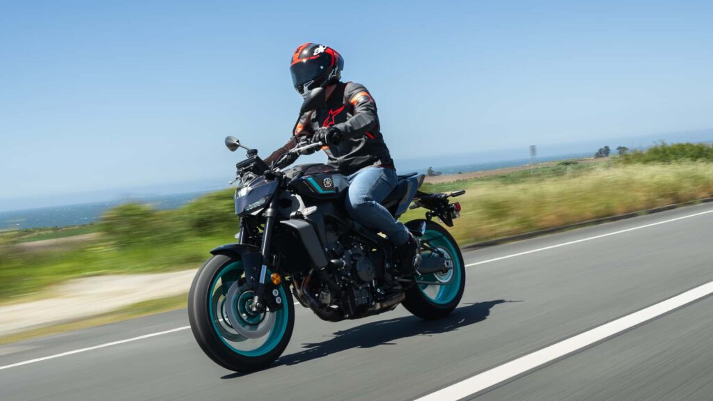 La nouvelle MT-09 de Yamaha est un voyou addictif qui provoque le sourire