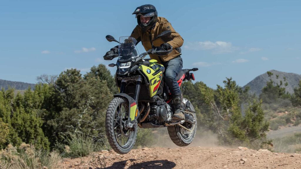 Les gens devraient réellement sortir de la route avec leurs motos BMW F900 GS