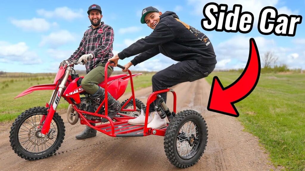 Regardez ces voitures latérales de moto tout-terrain s'envoler et déchiqueter un champ boueux