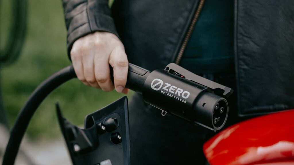 Zero Motorcycles lance l’adaptateur Tesla Tap Mini NACS