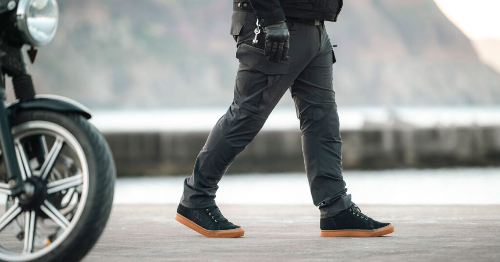 Testé sur route : pantalon Icon Superduty 3 et baskets de conduite Carga