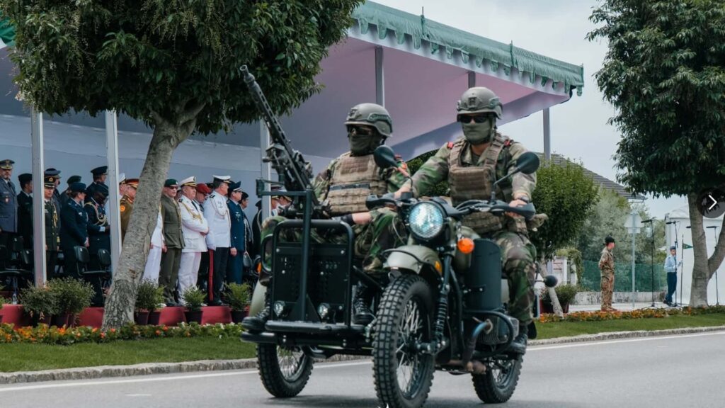 Découvrez cette mitrailleuse montée sur un side-car de moto militaire portugais