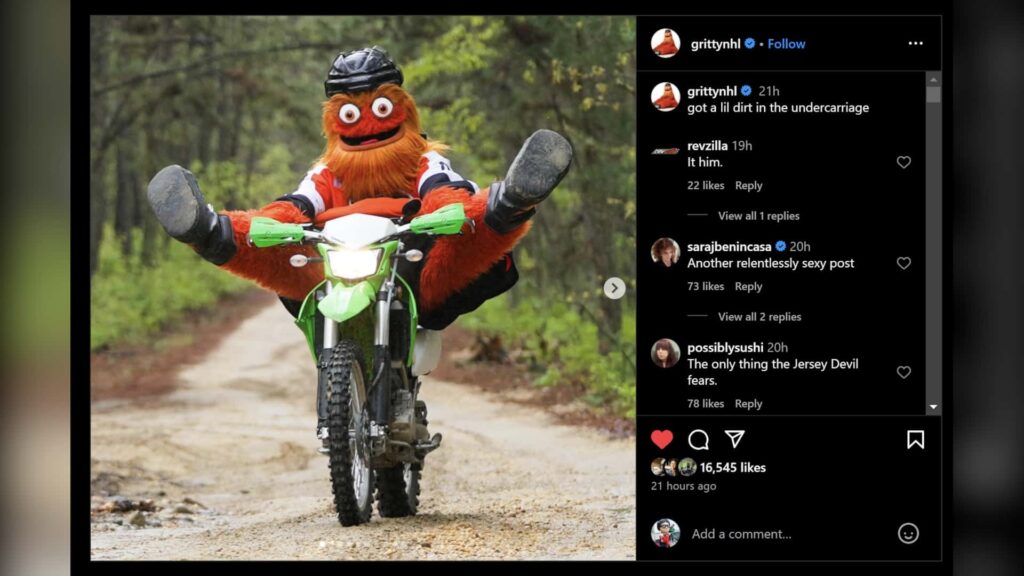 Gritty de la LNH porte enfin bien son nom en conduisant une moto tout-terrain