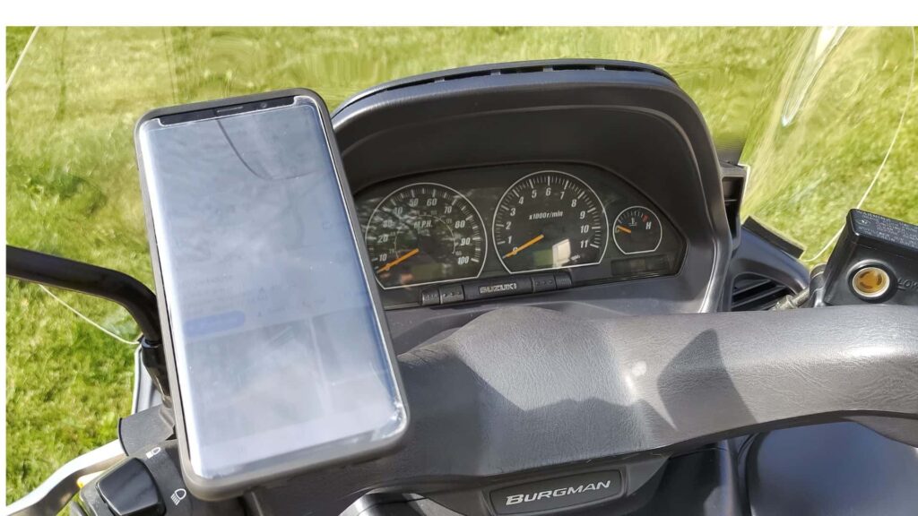 Pourquoi un amortisseur de vibrations n'est-il pas standard sur ce support de moto ?