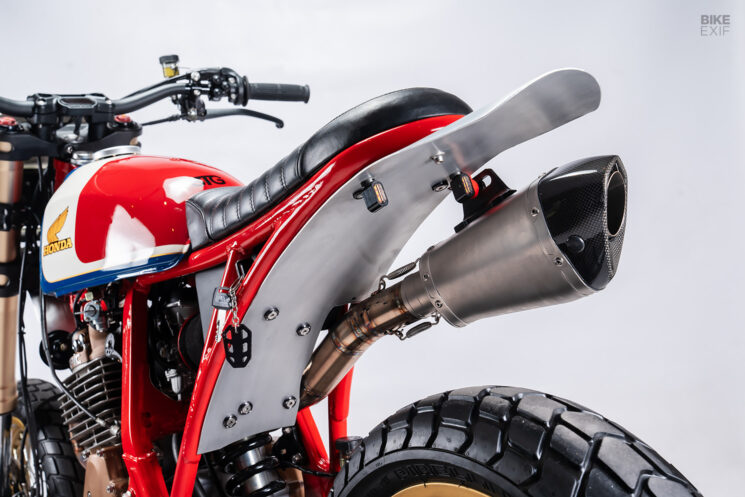 Honda NX650 personnalisée par STG Tracker