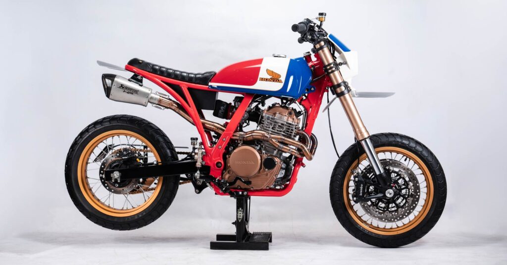 Dominez les rues : la Honda NX650 à thème HRC de STG Tracker