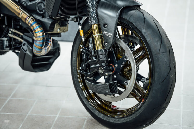 Ducati Monster de Rough Crafts avec roues en fibre de carbone BST