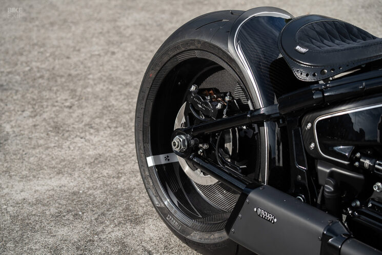 Harley Fat Boy de Rough Crafts avec roues en fibre de carbone personnalisées par BST