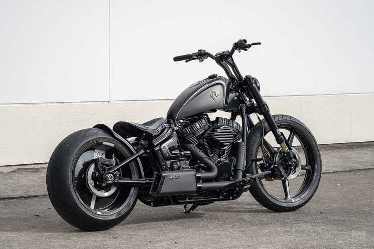 Harley Fat Boy de Rough Crafts avec roues en fibre de carbone personnalisées par BST