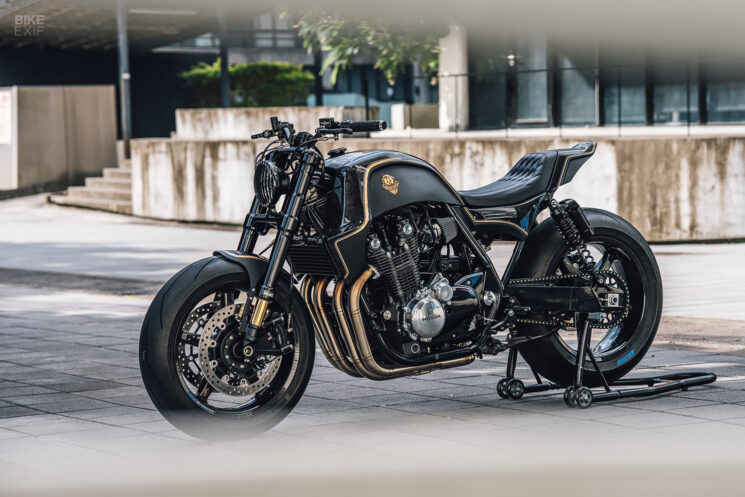 Honda CB1100 RS de Rough Crafts avec roues en fibre de carbone BST Twin Tek