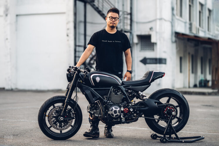 Ducati Scrambler de Rough Crafts avec roues en fibre de carbone BST Mamba Tek