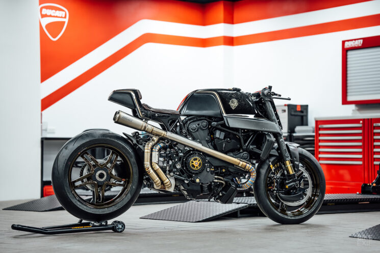 Ducati Monster de Rough Crafts avec roues en fibre de carbone BST