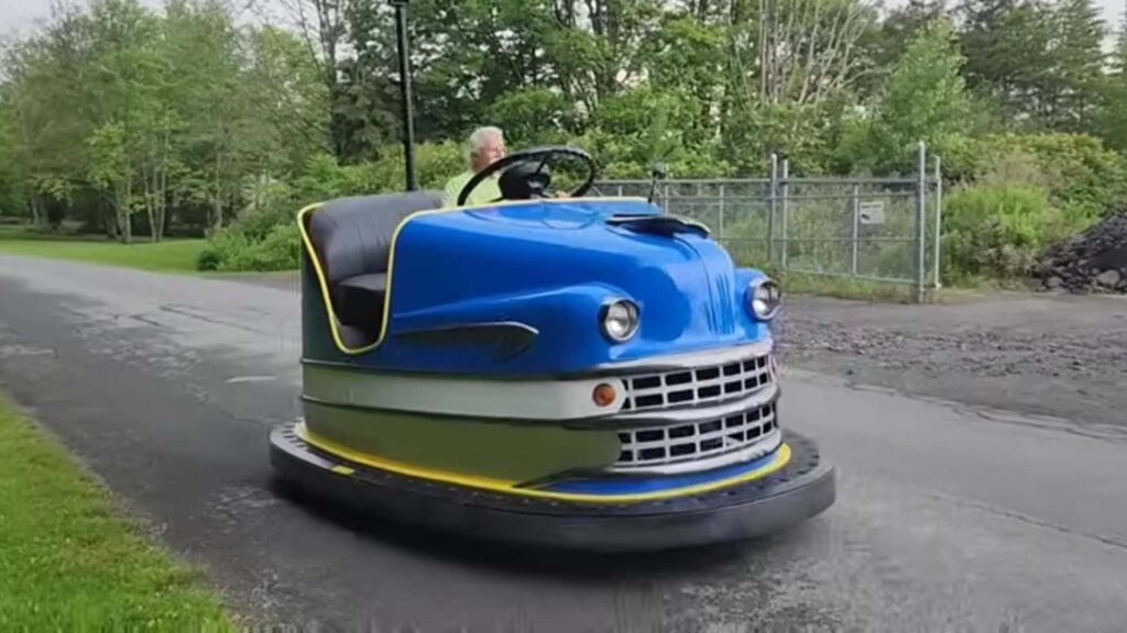Cette auto-tamponneuse comiquement grande et homologuée pour la route est en fait un tricycle à moteur arrière