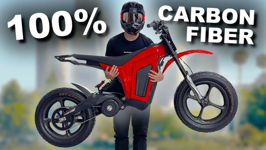 Cette moto électrique entièrement en carbone a l'air très amusante et ne pèse presque rien